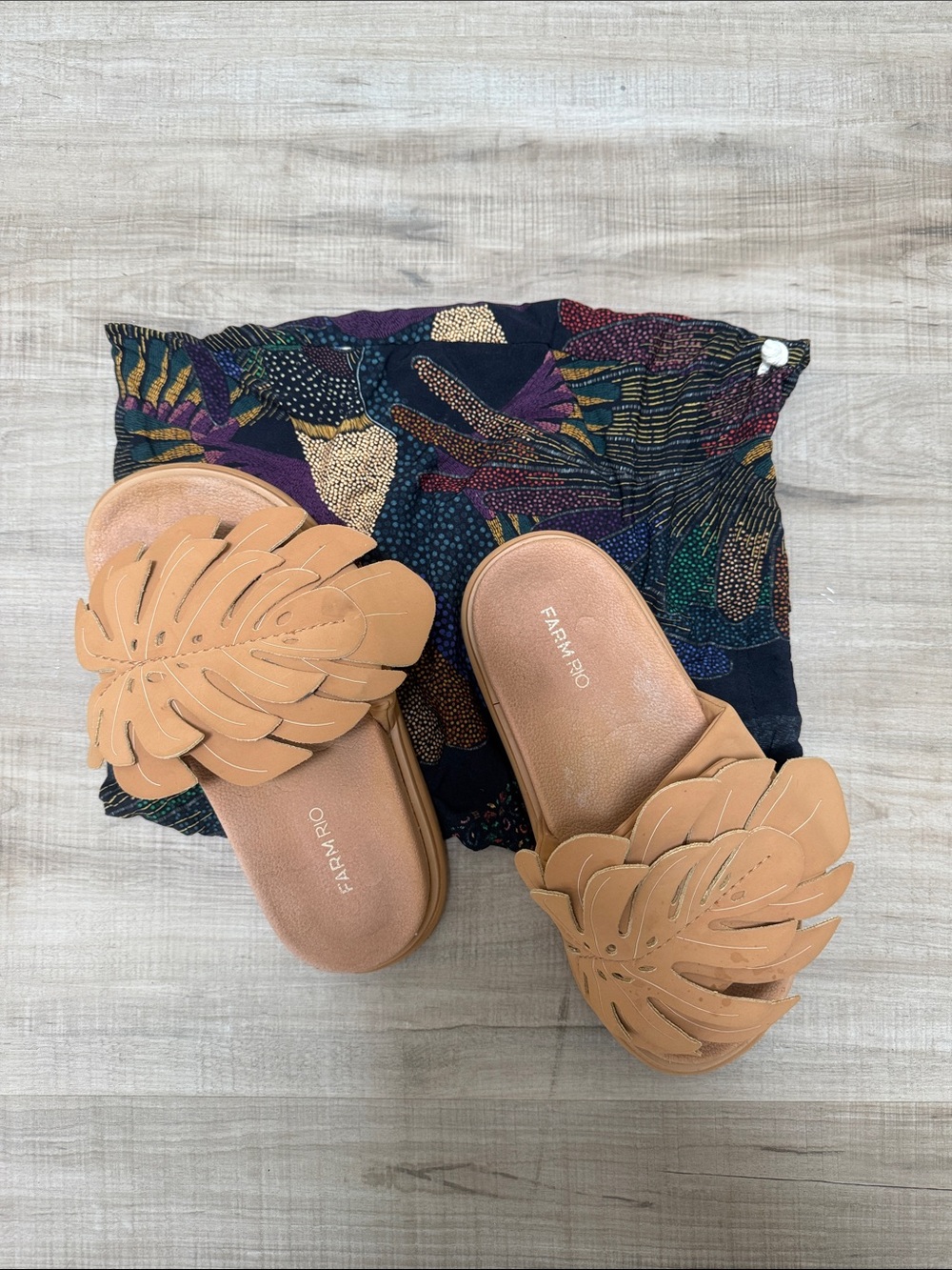 Farm rio monstera leaf 🌿 Slide Sandals 7, Tan